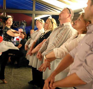 Чтобы понравиться – россияне танцевали в Швейцарии танец маленьких лебедей
