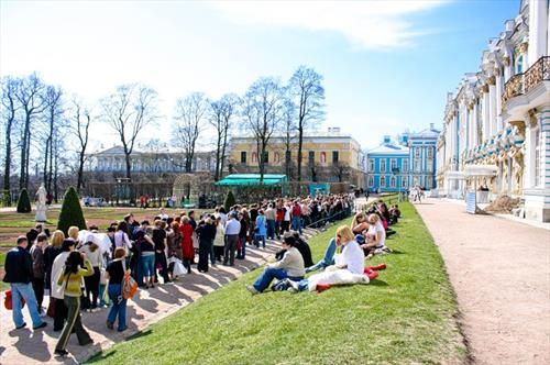 В Екатерининском дворце Петергофа самые экстремальные условия приема посетителей