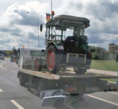 В С-Петербурге немецкому туристу на тракторе не повезло