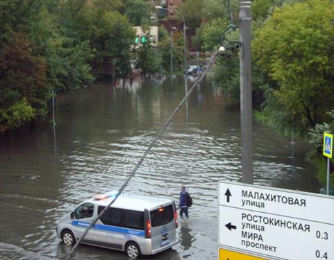 Яуза не хочет возвращаться в свои берега