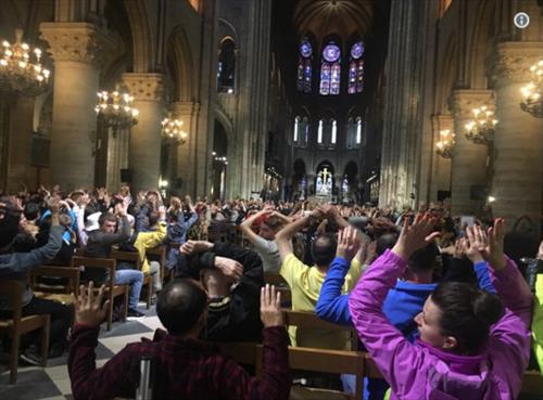 В соборе Парижской Богоматери заблокировали 900 человек