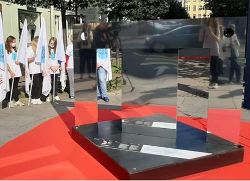 В центре С-Петербурга появилась зеркальная буква «Т»