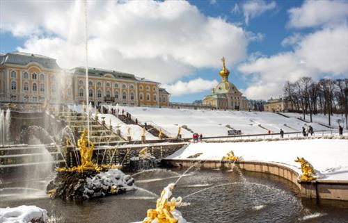 Фонтаны Петергофа забили из снега