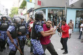 Мальдивы: революция - в одном месте, виллы -  в другом
