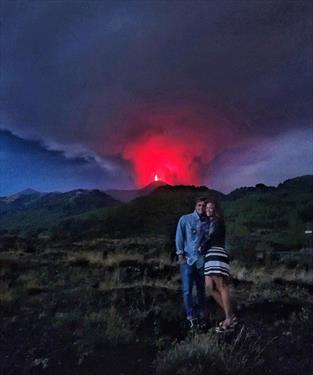 Вулкан Этна начал феерически извергаться на Сицилии