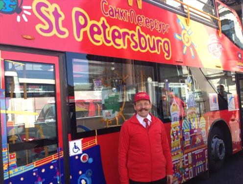 Лучший кондуктор С-Петербурга стал стюардом на красном автобусе