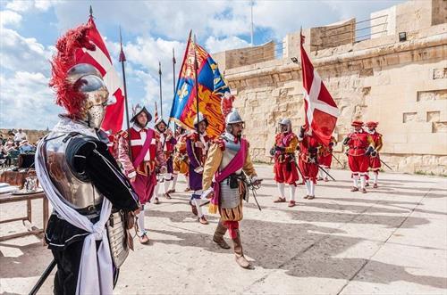 Красочные парады In Guardia на Мальте продолжаются