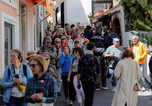 Массовый туризм вытесняет население с итальянского острова Капри