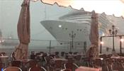 Круизный лайнер едва не разнес кафе в Венеции