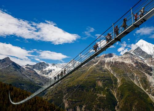 Самый длинный для туристов мост в мире создали в Швейцарии