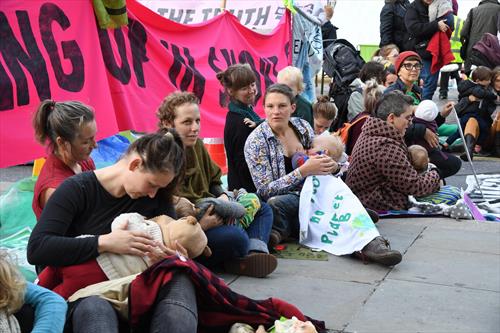 В Лондоне массово кормят грудью возле Парламентской площади
