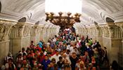 Сперва в Москве призвали отказаться от автомобилей, теперь – от метро в час пик