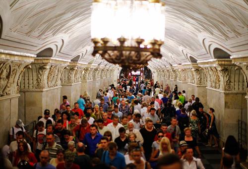 Сперва в Москве призвали отказаться от автомобилей, теперь – от метро в час пик