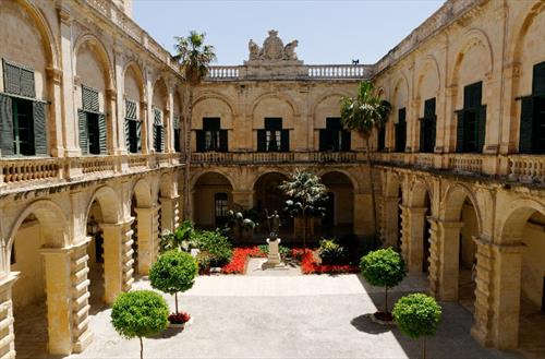 Величественный Дворец Великого Магистра на Мальте притягивает туристов