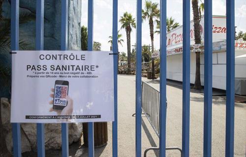Во Франции визитерам «санитарные пропуска» будут продавать