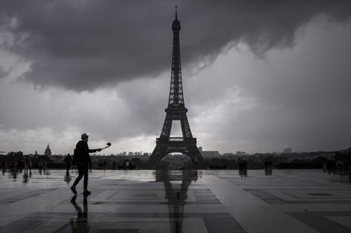 Во Франции ураган. Эйфелева башня закрыта