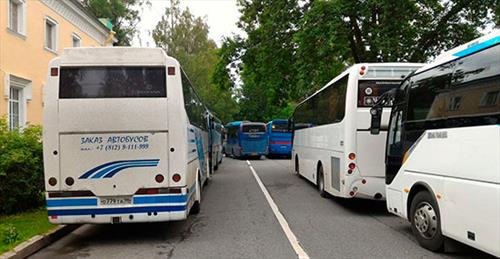 Экскурсионным автобусам разрешили бесплатно стоять у музея-заповедника «Петергоф»
