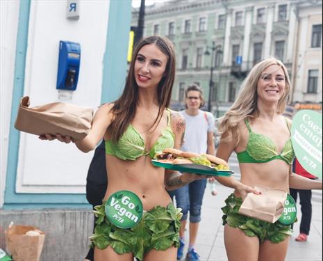 Девушки стояли на Невском в листьях салата