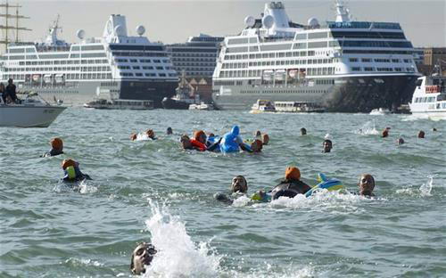 Жители Венеции бросились в воду