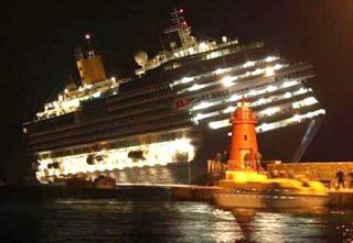 Costa Concordia уходит под воду