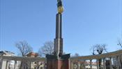 Российские туристы помешали осквернить памятник советскому солдату в Вене