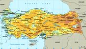 Туристы пристально изучают карту Турции