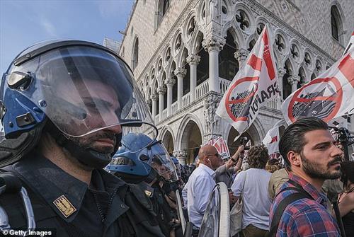 Венеция призывает другие города к борьбе с гигантскими круизными лайнерами