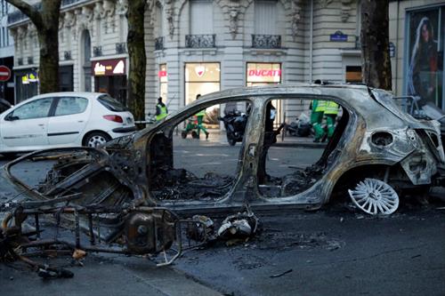 Во Франции могут ввести чрезвычайное положение