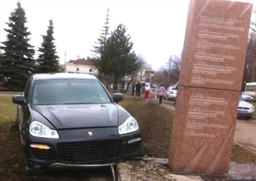 Porsche Cayenne пошел на таран стелы в честь дня Победы