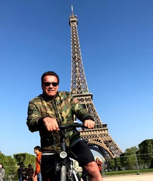 В Париже засветился Терминатор - на велосипеде