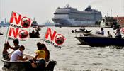 Возвращение в Венецию круизного лайнера встретили протестом